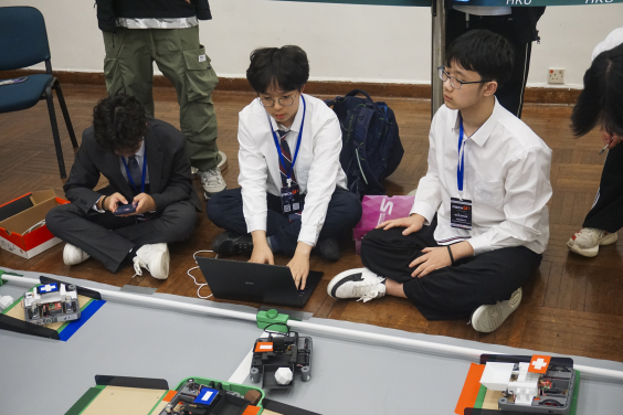 學生於機械人挑戰環節中全情投入作賽